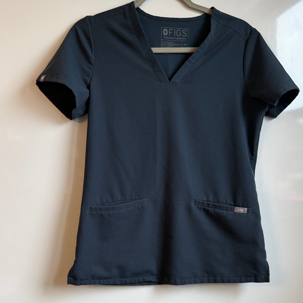 Figs Women's Short Sleeve V-Neck Scrub Top in Dark Harbor